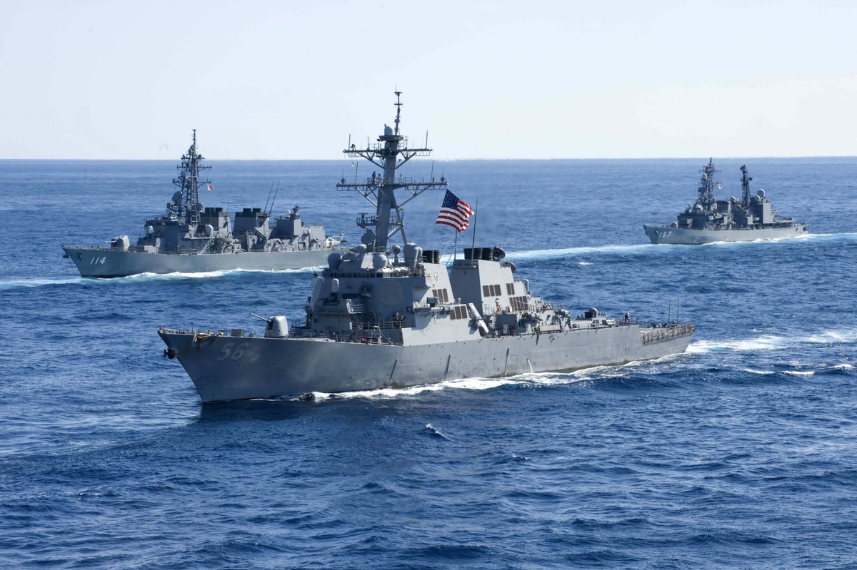    Эсминец USS John S. McCain в составе группы Японских кораблей