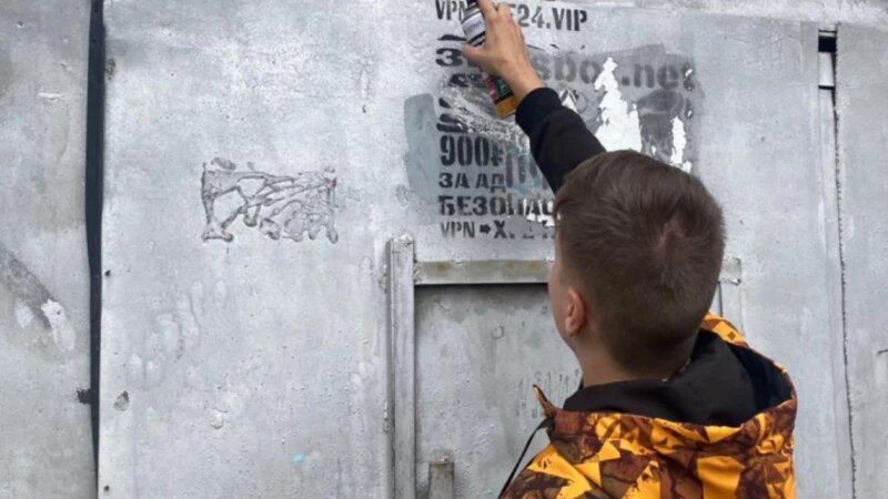     Барнаульские активисты закрасили пресловутые надписи на гаражах. barnaul.org