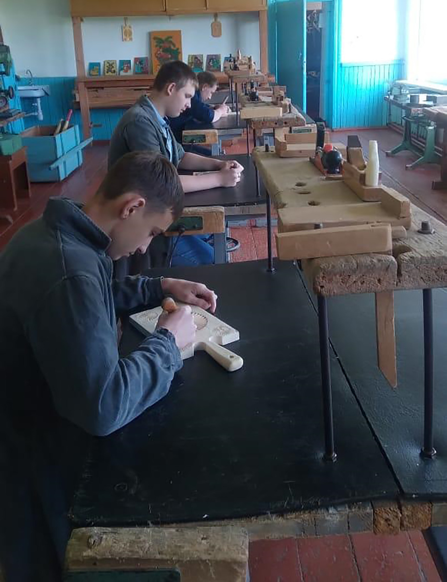 В ТУГАЧИНСКОЙ СРЕДНЕЙ ОБЩЕОБРАЗОВАТЕЛЬНОЙ ШКОЛЕ ЕСТЬ СТОЛЯРНАЯ МАСТЕРСКАЯ.  НА ФОТО ЕВГЕНИЙ ЖИХАЛОВ, СЕРГЕЙ КЯГО, АЛЕКСАНДР КЕЛЛЕР.
