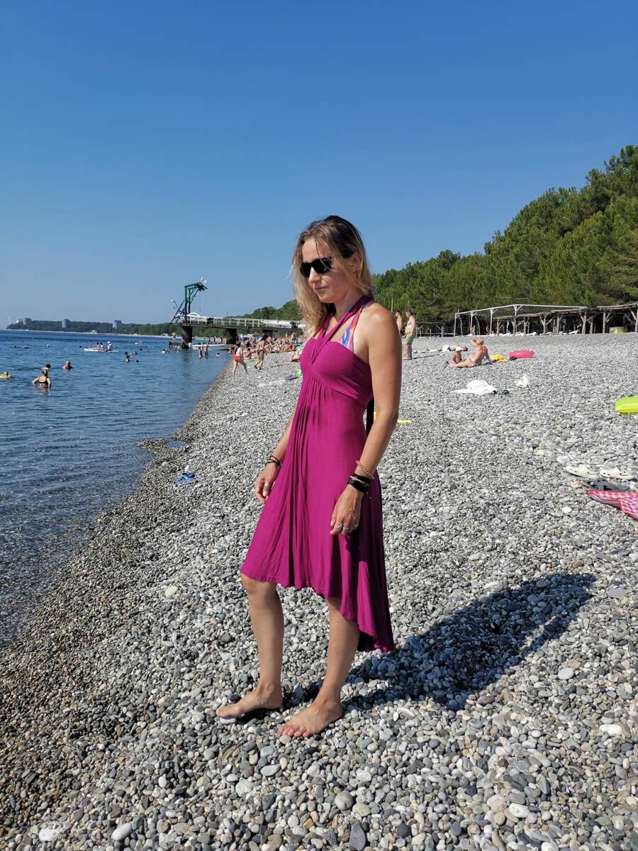 На пляжУ. Уже без косичек. Выгуливаю платье, которое случайно откопала на дне чемодана в последний день отпуска.