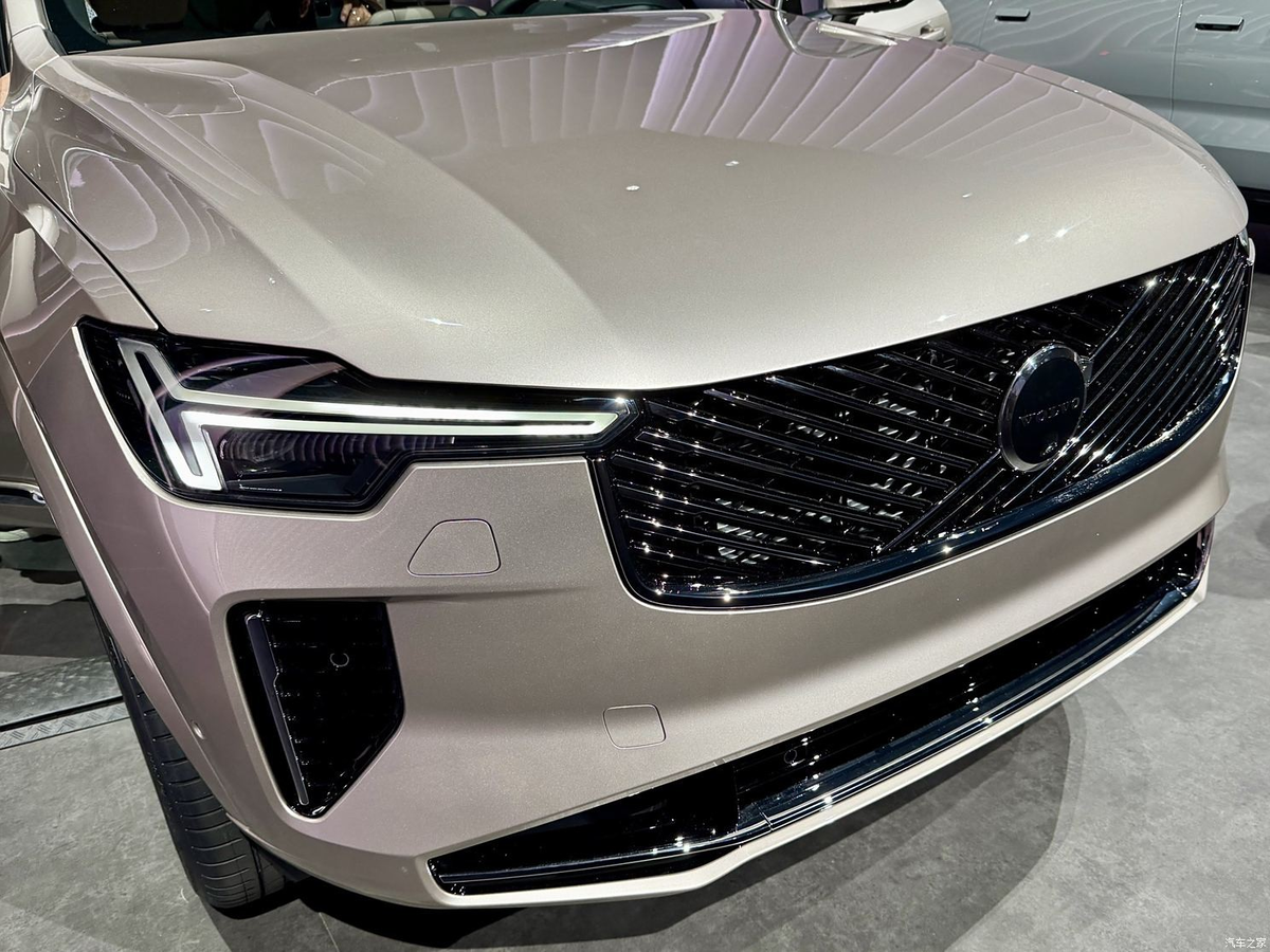 Передняя часть обновленного Volvo XC90 