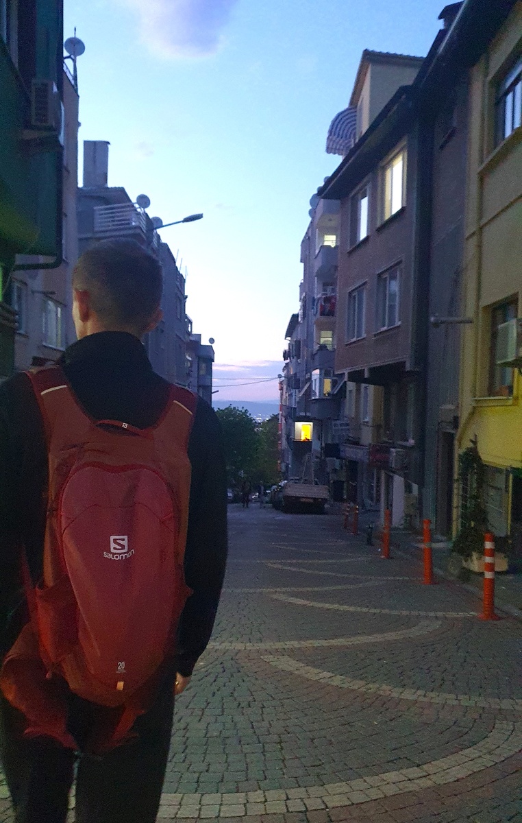 Вот тут рядом мы вскоре и поселимся. Типичная для того района улица. 