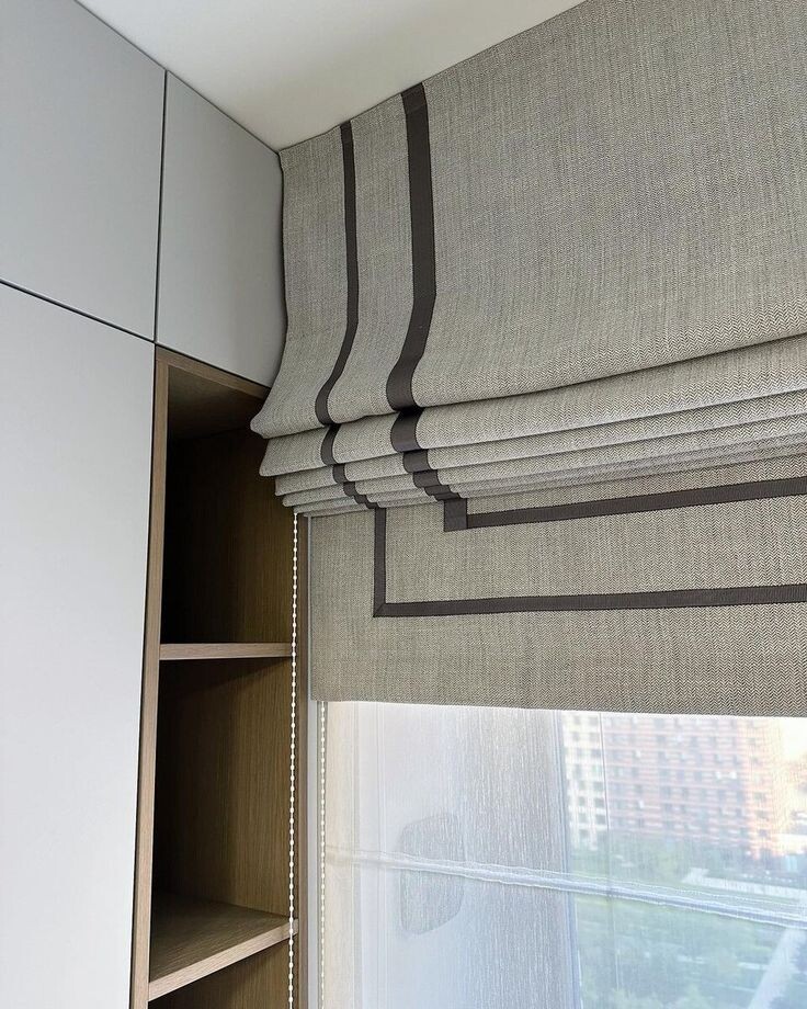 Плотные рулонные шторы в спальню