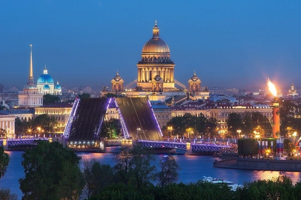 Дворцовый мост - опорный мост для автомобильного и пешеходного движения, перекинут через реку Неву в Санкт-Петербурге между Дворцовой площадью и Васильевским островом.