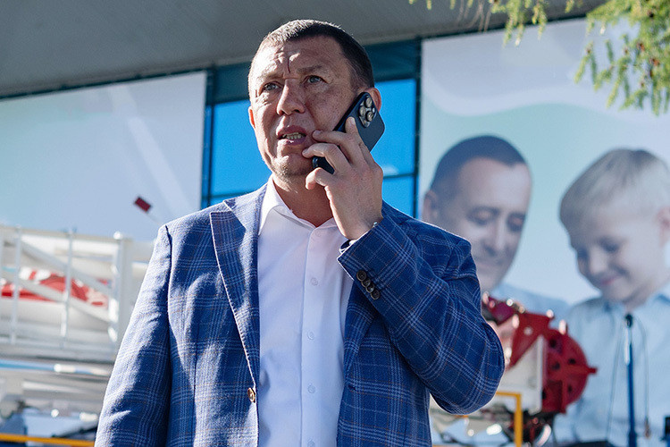   В «подземном царстве» Нижнекамска трубы трухлявые — все покрытые ржавчиной, из них нескончаемым потоком хлещет вода — такое видео в своем телеграм-канале выкладывал мэр города Рамиль Муллин.   
Фото: «БИЗНЕС Online»