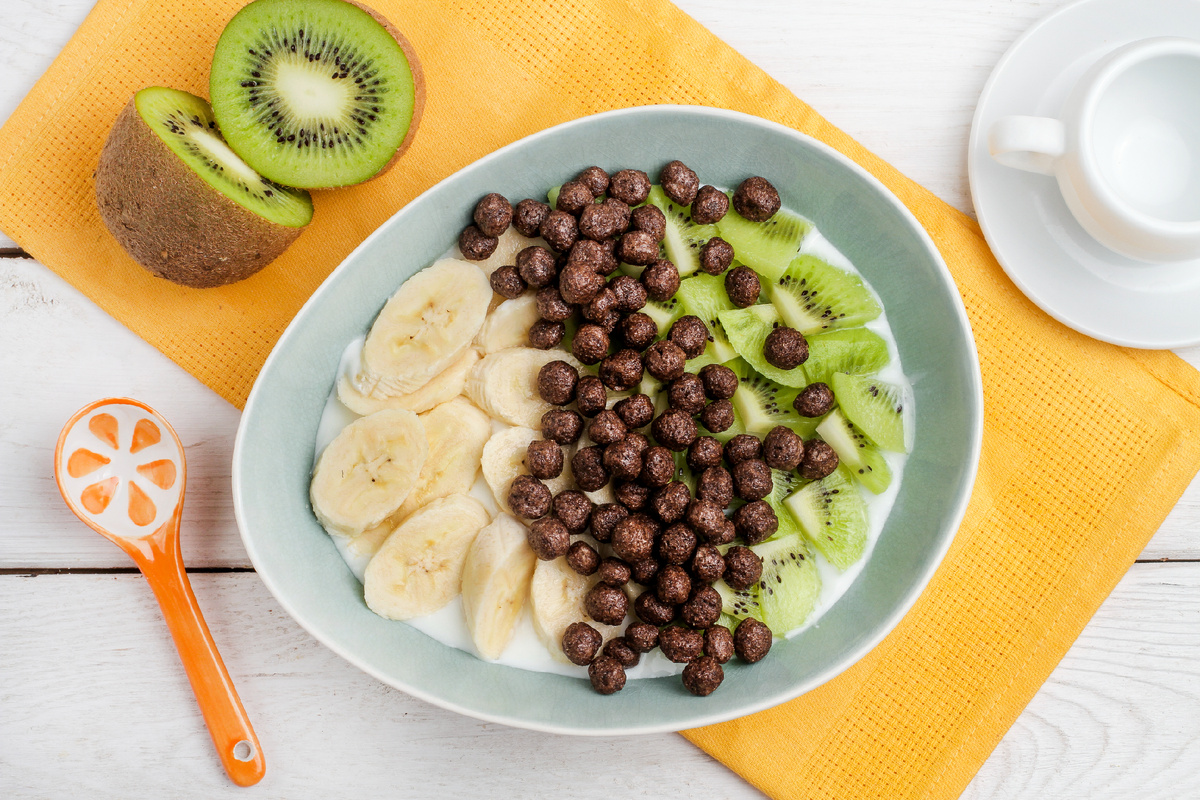 Йогурт с бананами, киви и шоколадными шариками