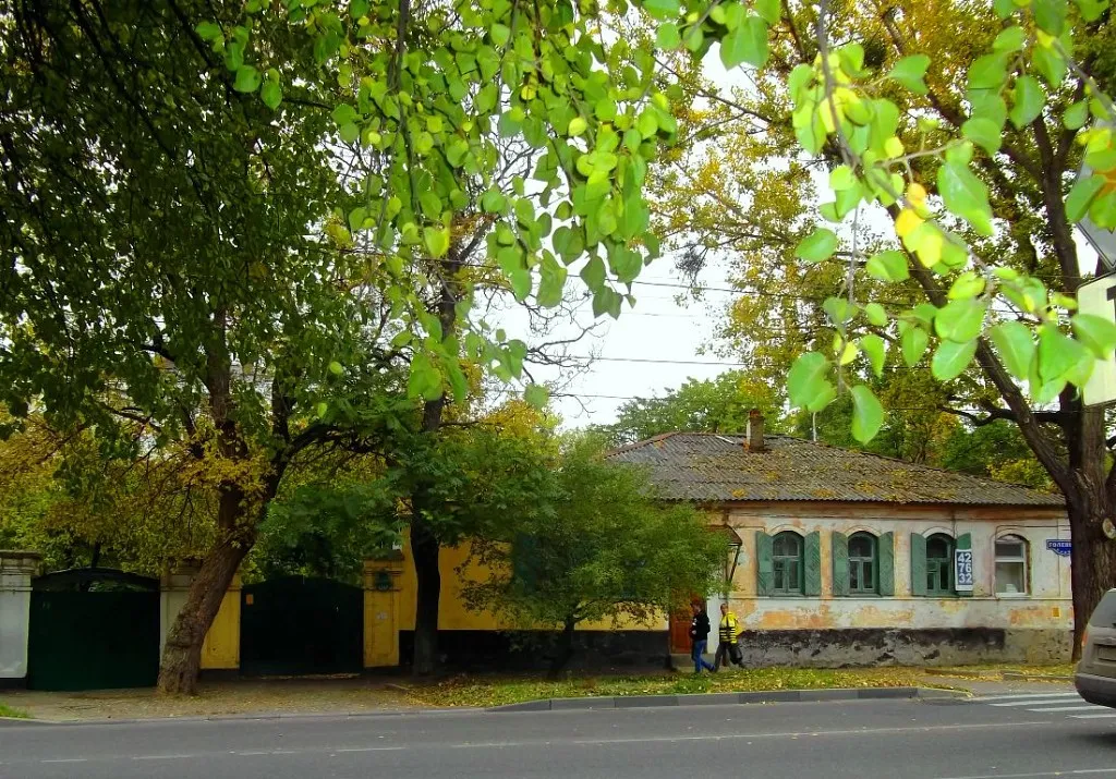 То самое питейное заведение с винными подвалами. В последствии переоборудованное под жилое помещение. Вначале было три просторных квартиры, затем ужали до пяти. Здесь всё и произошло вто далёкое и не спокойное время Великих потрясений.