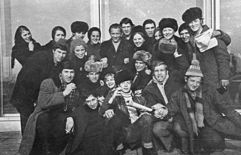 Студенты курса после съёмки на передаче о строительстве БАМа (с Александром Масляковым)