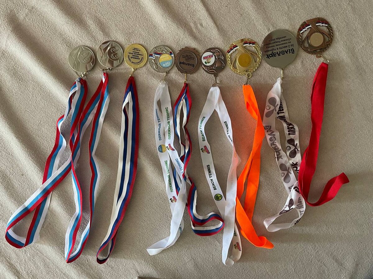 Награды Ксении за соревнования по пляжному теннису  