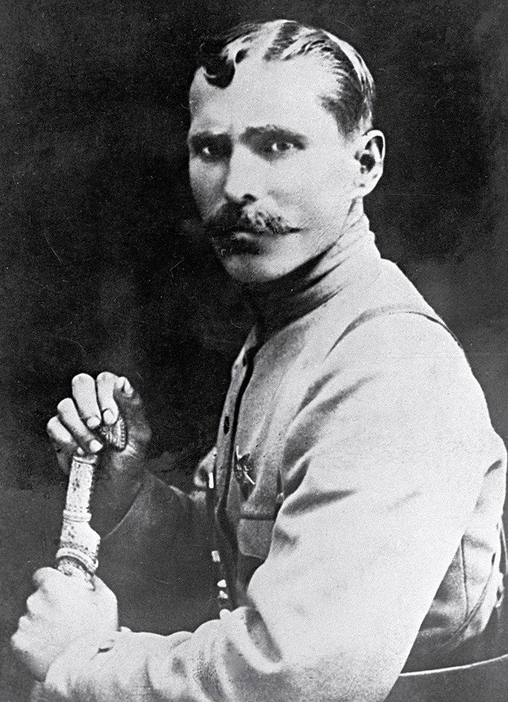    В 1917 году Чапаев вступил в партию большевиков. Благодаря безупречному послужному списку и наградам он был выдвинут на руководящие должности в Красной гвардии и Красной армии. В ходе Гражданской войны его назначили сначала комбригом, а затем комдивом / РИА Новости