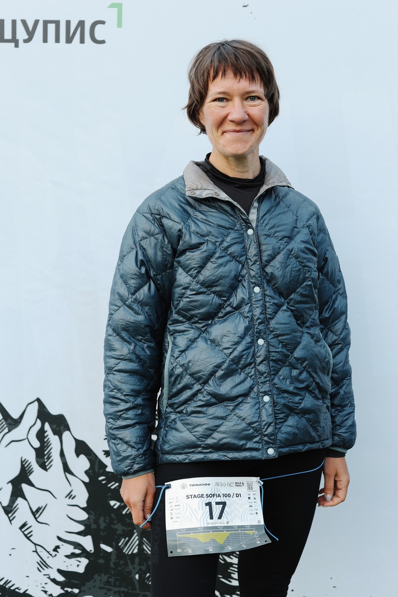 Фото от партнеров организаторов перед гонкой. Предлагалось сделать фото до, фото после, потом это объединяли в коллаж и печатали большим плакатом. Бесплатно. Всё не решаюсь повесить это дома на стену ))