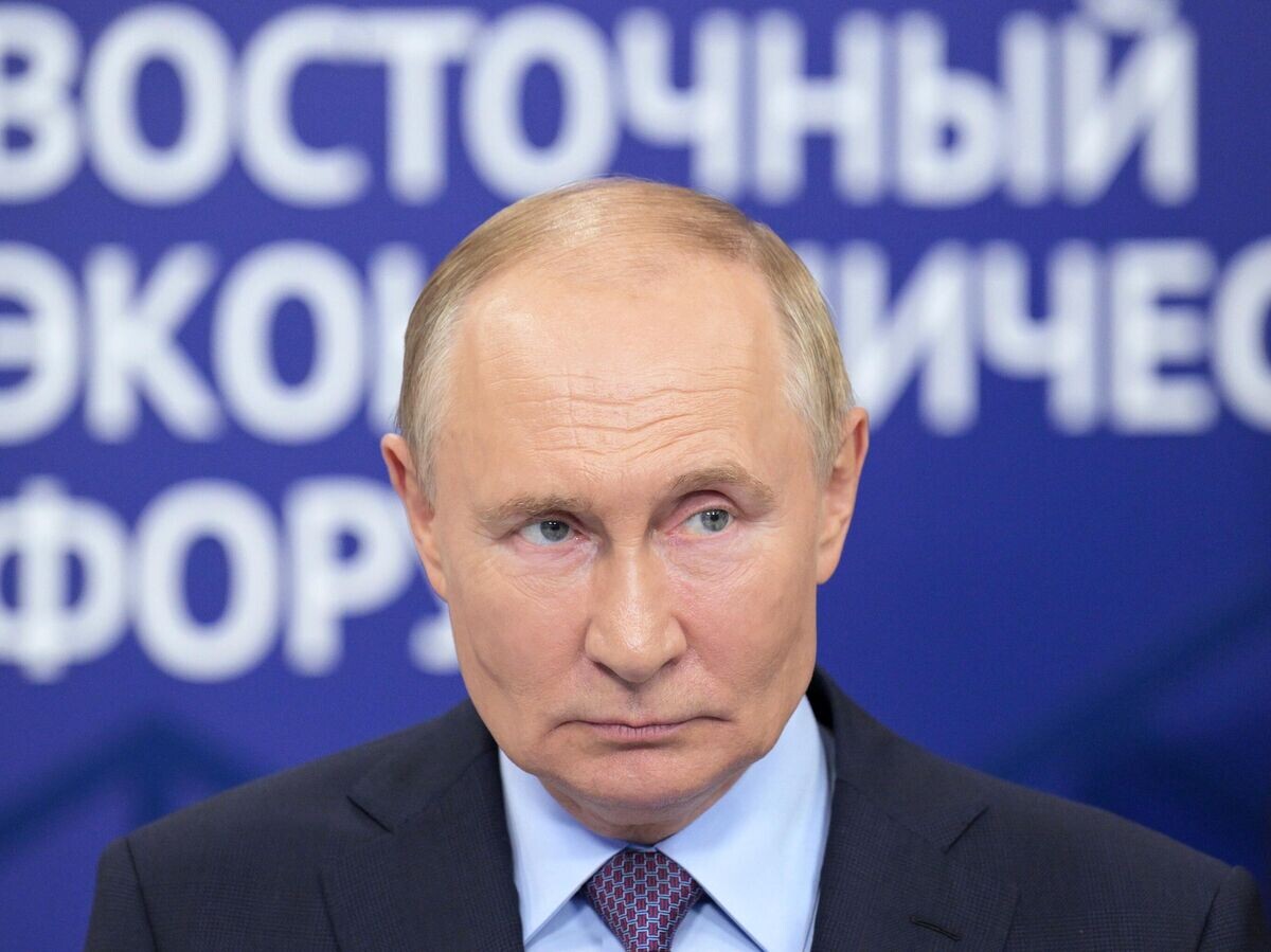    Президент России Владимир Путин общается с модераторами ключевых сессий ВЭФ-2024 на полях Восточного экономического форума© РИА Новости / Алексей Никольский