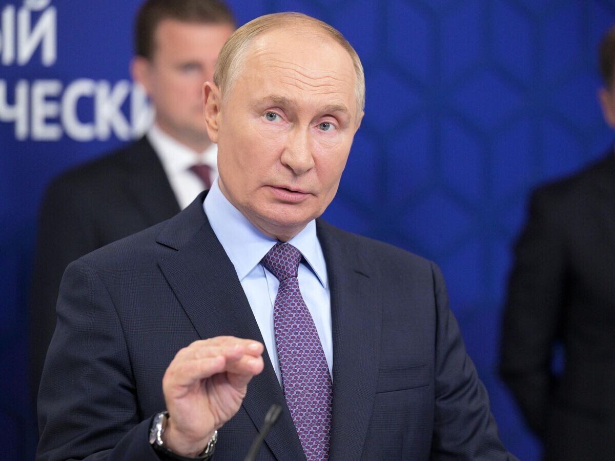    Президент России Владимир Путин общается с модераторами ключевых сессий ВЭФ-2024 на полях Восточного экономического форума© РИА Новости / Алексей Никольский