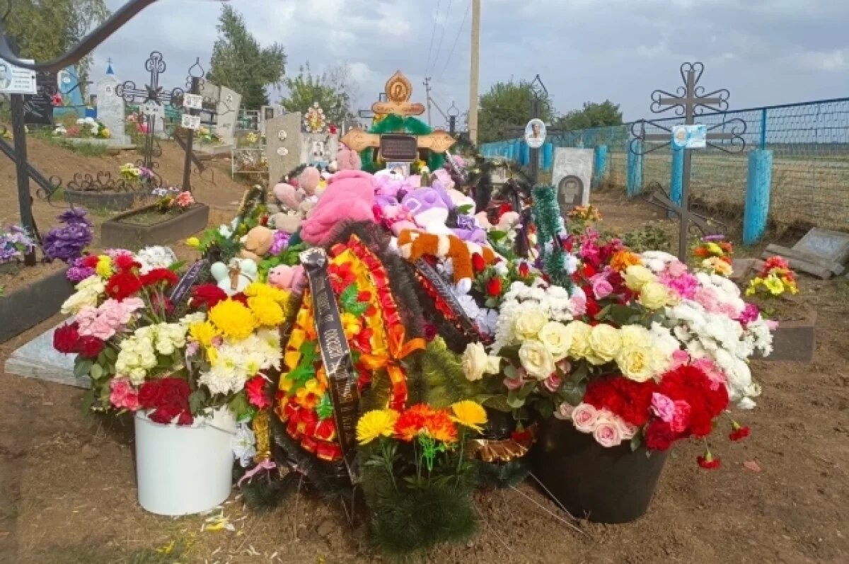    Не узнали лицо в гробу.