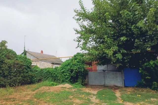    На лужайке возле этого дома подруги играли в волейбол вечером 1 сентября. Фото: АиФ-Юг/ Бислан Джандар