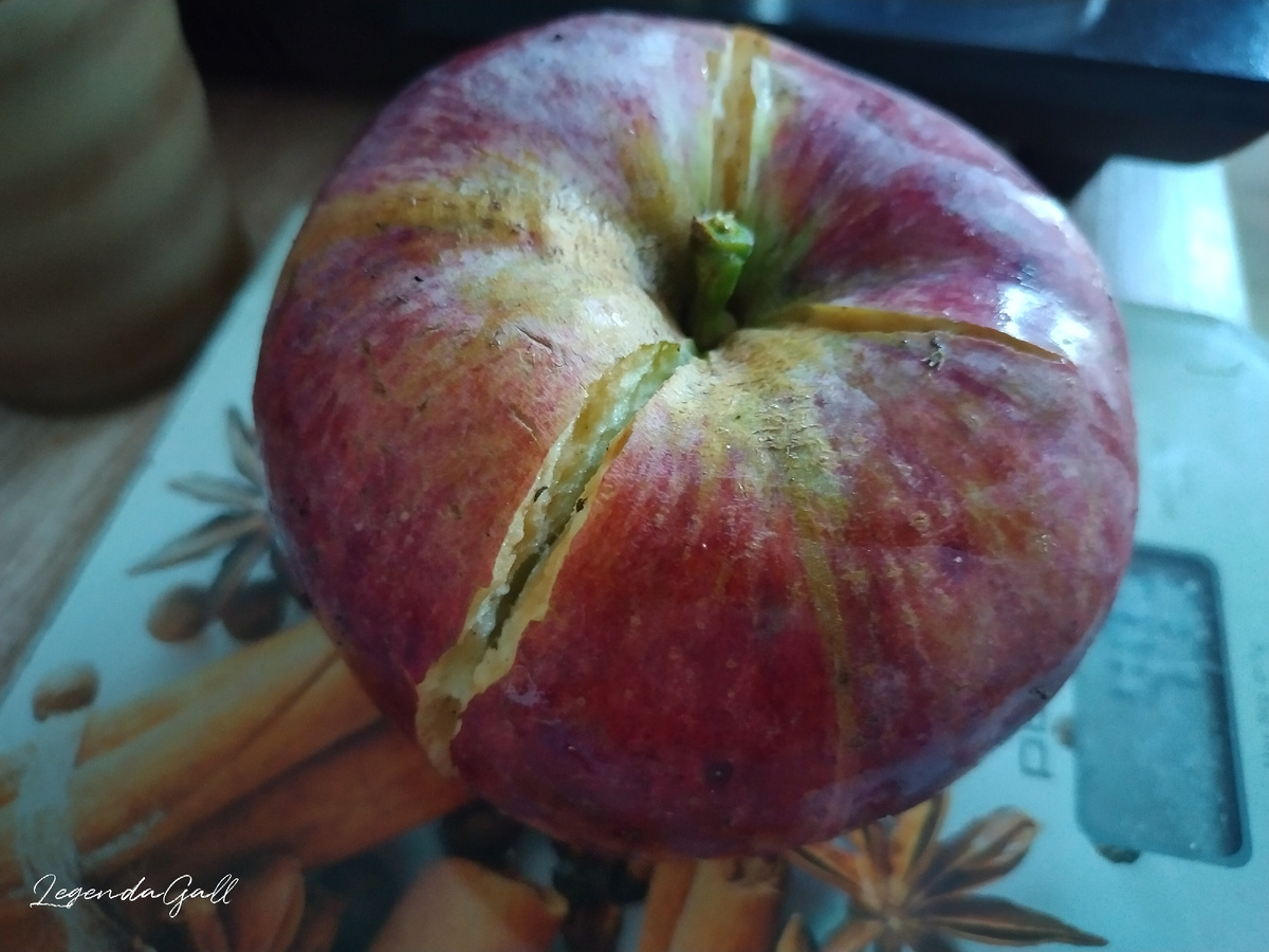 Аж в трех местах его разорвало.