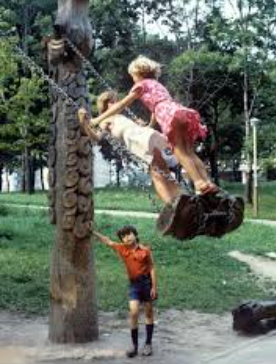 Катались на качелях. 