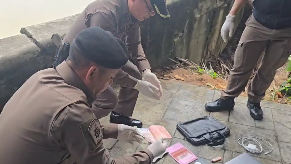 Следственная группа работает в перчатках, чтобы  сохранить отпечатки пальцев. 