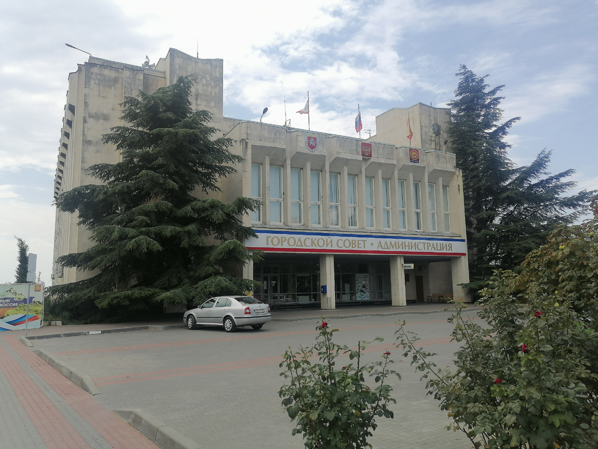 Здание городской администрации Судака.