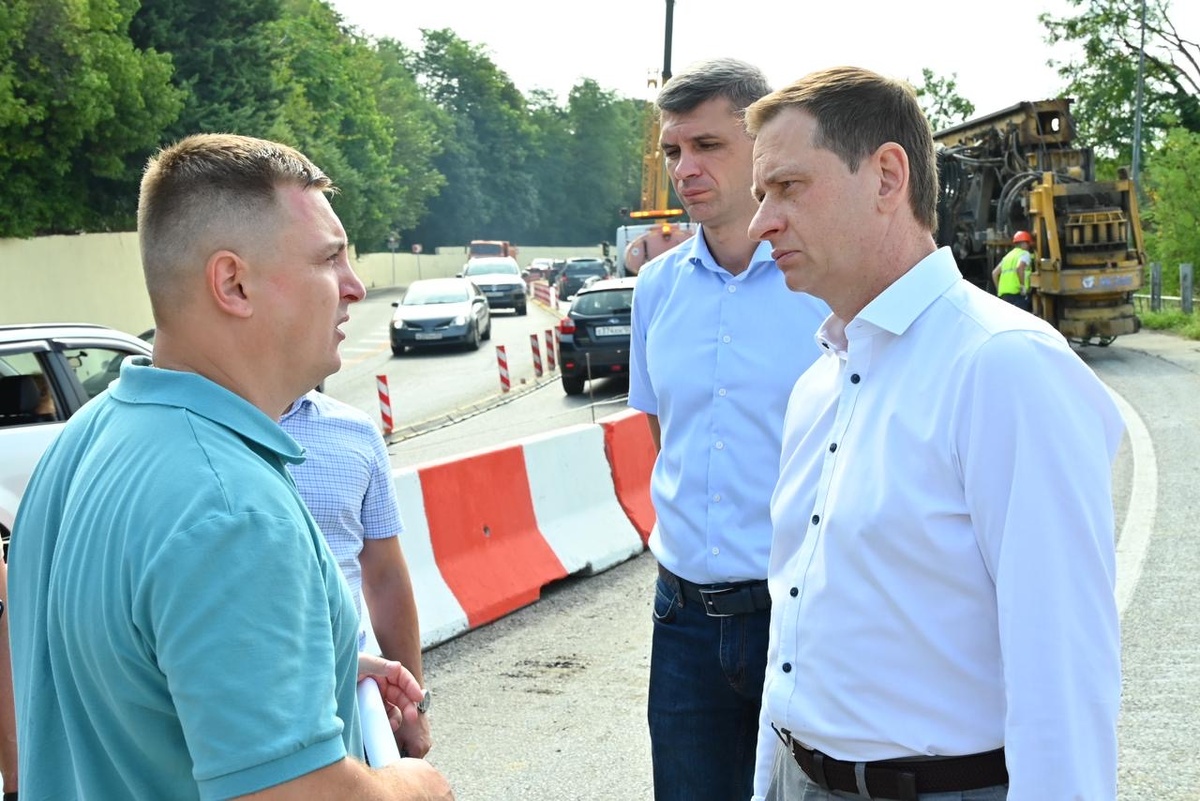 Место выполнения работ на 168-м километре федеральной автодороги посетили глава Сочи Андрей Прошунин и представители ФКУ Упрдор «Черноморье».