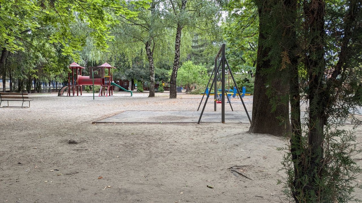 Все в тени деревьев, в жару супер 