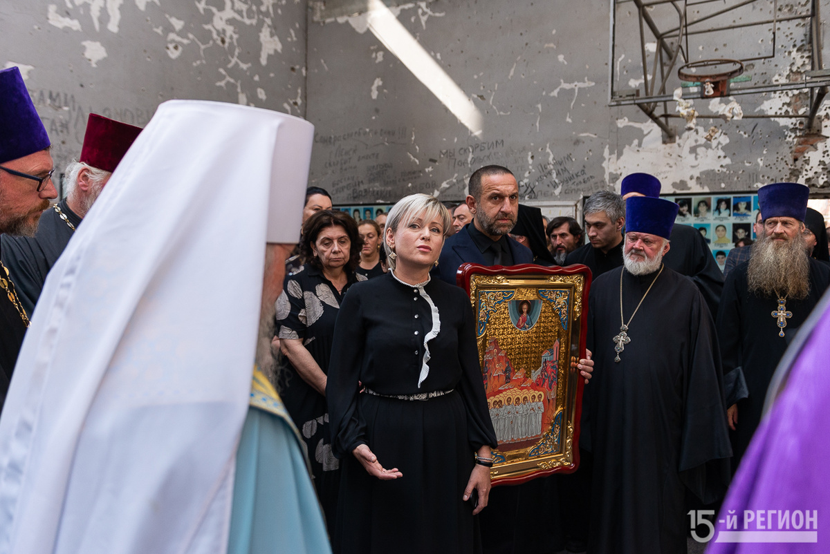 Альбина Плаева и Сослан Фидаров передают икону Святых Вифлеемских младенцев. Спортзал Школы №1 в Беслане. Фото: Константин 15-Фарниев