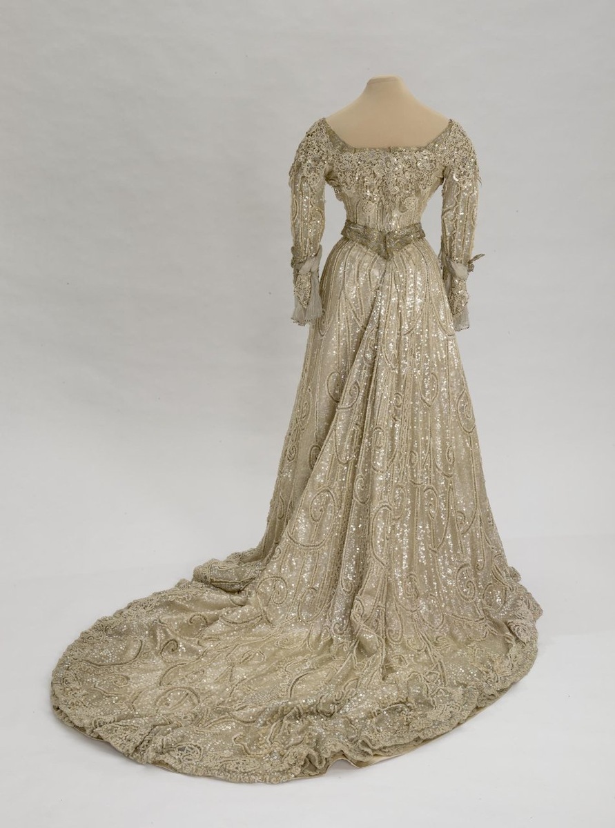 Платье вечернее императрицы Александры Федоровны, Россия, Санкт-Петербург, 1900-1901 гг., Государственный Эрмитаж, вид со спины