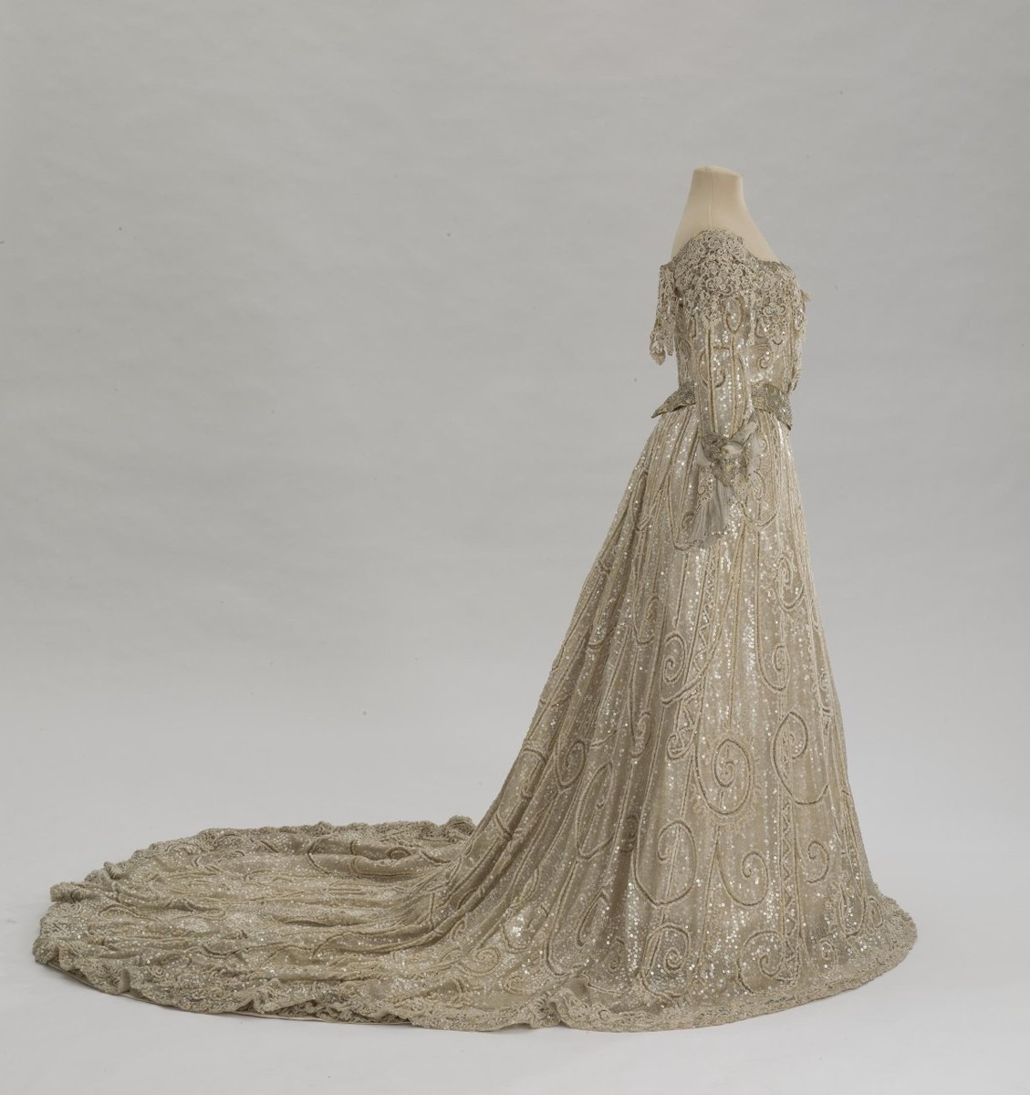 Платье вечернее императрицы Александры Федоровны, Россия, Санкт-Петербург, 1900-1901 гг., Государственный Эрмитаж, вид сбоку