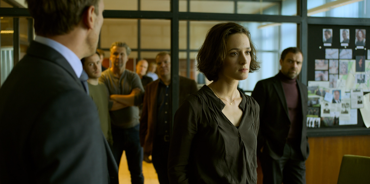 Фредерике Бехт в роли следовательницы Нади Зимон