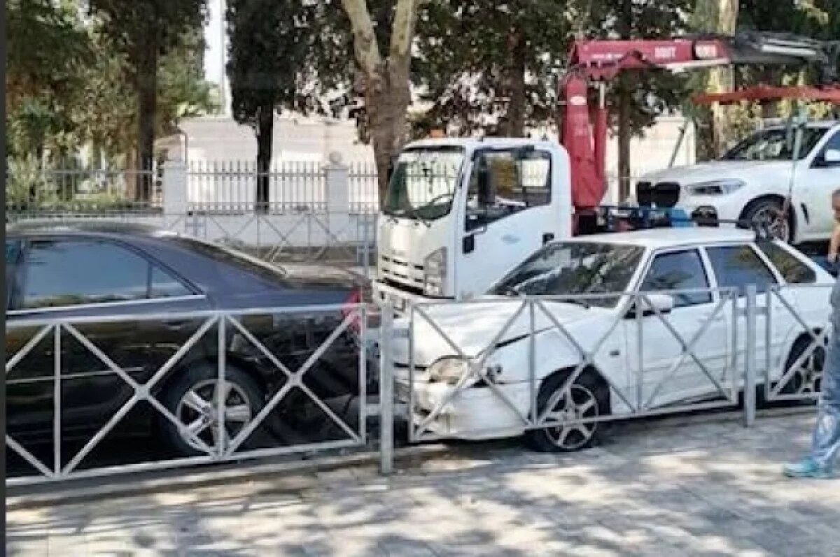    В Сочи эвакуатор с автомобилем БМВ снес три машины