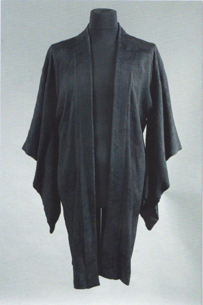 Черное болеро, принадлежащее князю Феликсу Юсупову. Эта очевидная отсылка к популярному в то время в Высшем свете образу Мефистофеля, не является повседневной одеждой. Скорее всего Феликс Юсупов надевал этот наряд на какой-*то маскарад.   