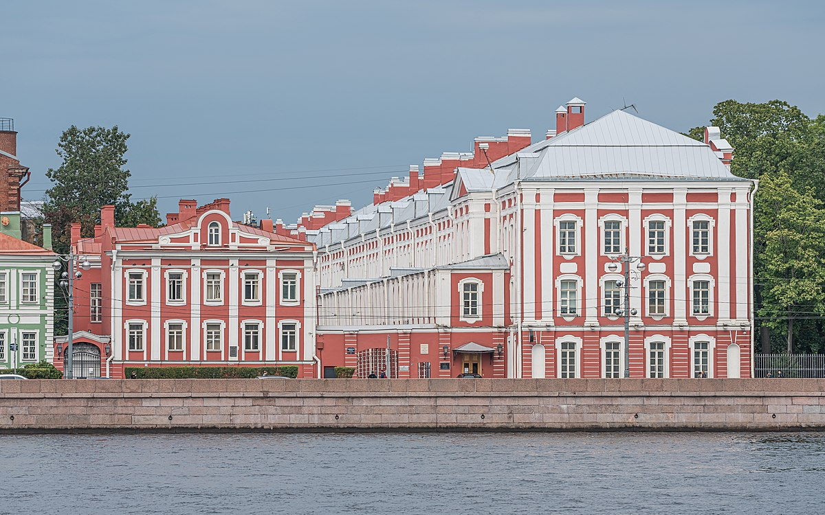 Здание 12 коллегий строилось с 1722 по 1732 гг. по проекту Доменико Трезини для размещения высших правительственных учреждений - коллегий. С 1838 г. принадлежит Университету.