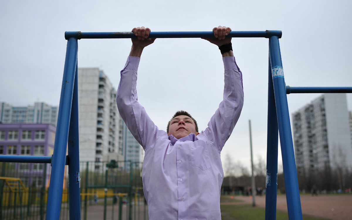 Школьник подтягивается на турнике © Sputnik/Ramil Sitdikov