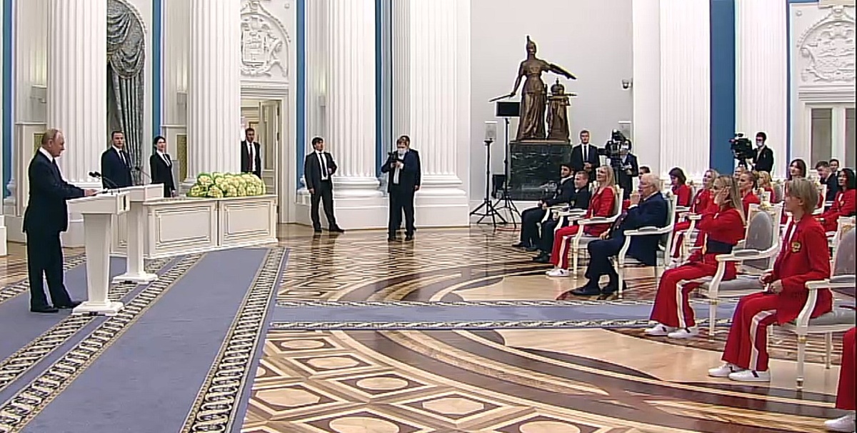 Президент В. В. Путин поздравляет российских олимпийцев. Фото: http://www.kremlin.ru/events/president/news/66659