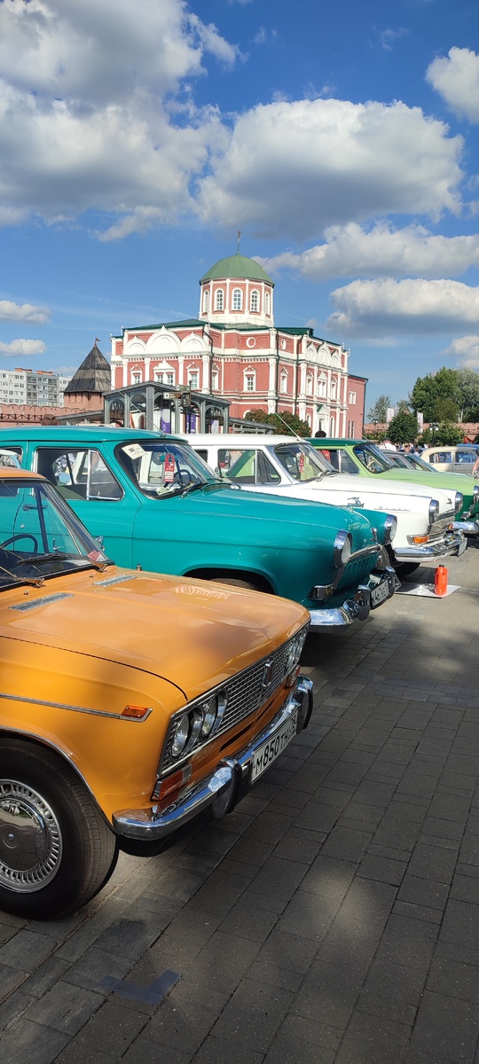 Авто на территории Тульского Кремля