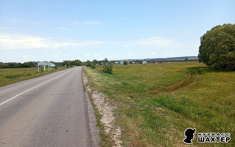 Фото автора. Дорога из села в село, по которой я ходил множество раз с дорожной сумкой на плече