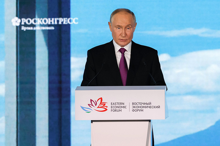    В начале 40-минутной речи президент РФ отметил: «Дальний Восток без всякого преувеличения стал важнейшим фактором укрепления позиций России в мире, нашим флагманом в новой глобальной экономической реальности».   
Фото:  www.kremlin.ru