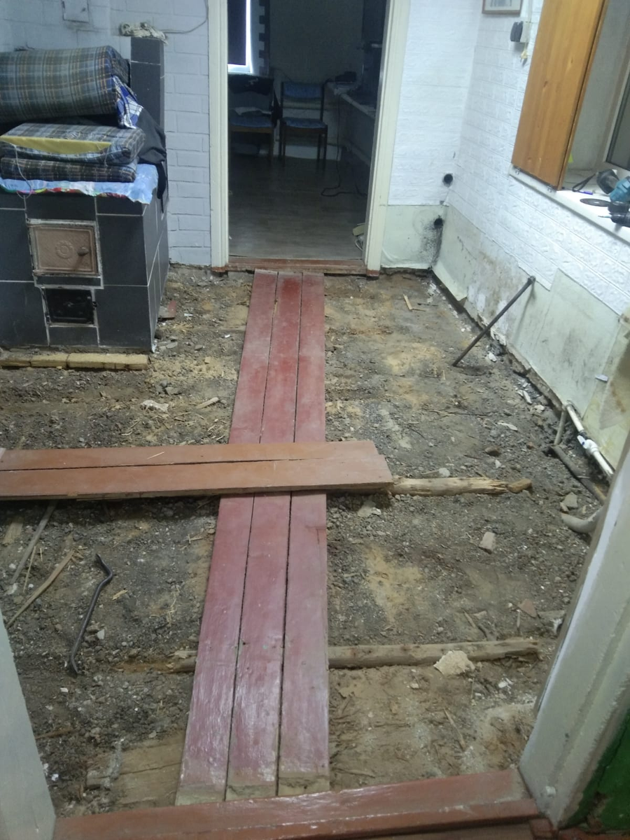 Развороченный пол в комнате.