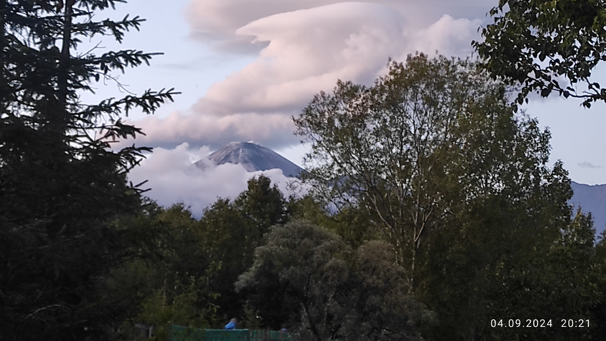 А это просто облака над вулканами. Они не жалуются и ягоду не едят