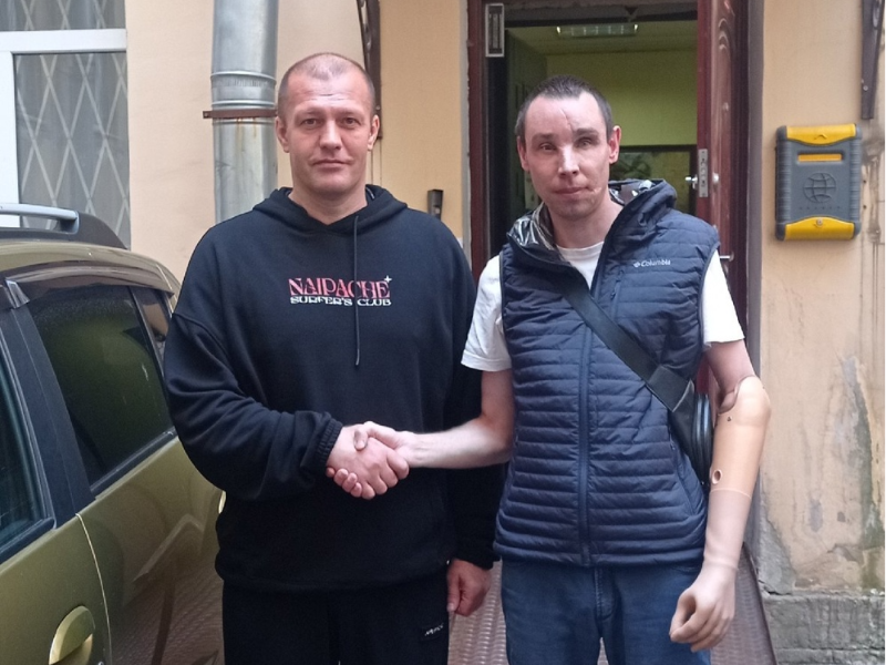 Фото: соцсети Олега Булычева, Андрей из Горловки, Титановая пластина во лбу, нет одного глаза, второй плохо видит, ампутирована рука, множественные осколочные ранения, все от него отвернулись, а фонд Сильнее себя вернул веру в жизнь