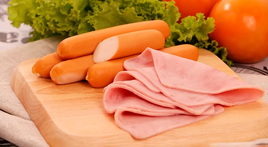   Нитрит натрия добавляют в колбасы и сосиски, на этикетках продуктов эту пищевую добавку указывают как Е250 (Shutterstock/FOTODOM)