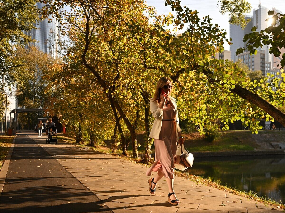    Девушка гуляет на Красногвардейских прудах в Москве© РИА Новости / Григорий Сысоев