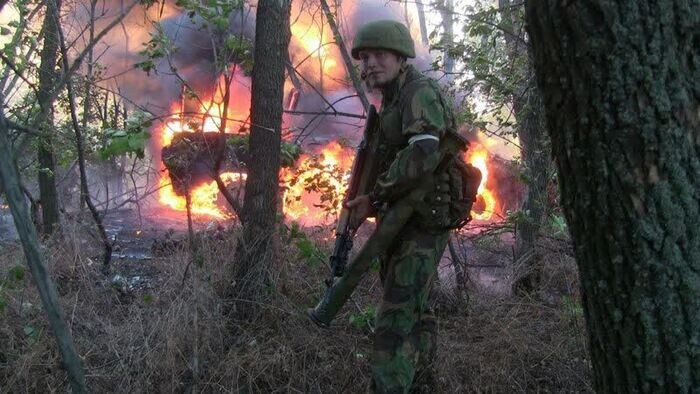 Алексей Мильчаков на зоне горящего украинского ЗИЛ-131. Как он позже сказал в интервью Егору Просвирину в 2020 году: "Ребята сгорели на работе, бывает"