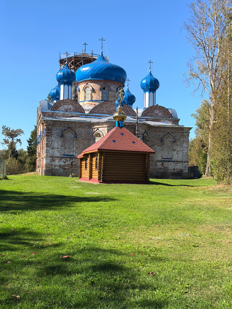 Рядом  с церковью часовня.                                                