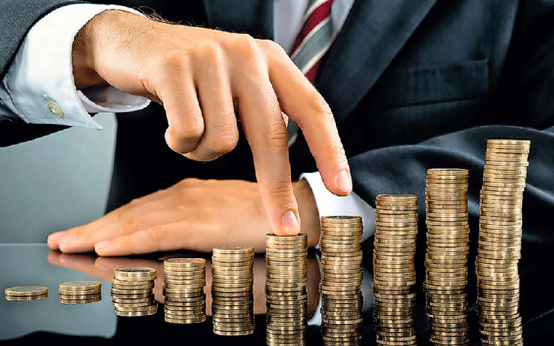 Минфин планирует внести в НК РФ уточнения в части возможности применения УСН адвокатами. Согласно письму от 12.08.2024 № 03-11-09/75324, уточнения затронут адвокатов, которые занимаются предпринимательской деятельностью в качестве ИП, не связанной с адвокатской практикой.  В 2020 году в письме от 19.10.2020 N 03-11-09/91070 Минфин разъяснил, что адвокаты, учредившие адвокатские кабинеты, не могут применять УСН.
В новом письме Минфин пояснил, что в данном случае подразумевается запрет на применение УСН адвокатами в рамках осуществляемой ими адвокатской деятельности. Запрета на право применения упрощенной системы налогообложения лицами, зарегистрированными в качестве ИП в целях осуществления иной, не адвокатской, деятельности, но имеющими при этом статус адвоката нет
