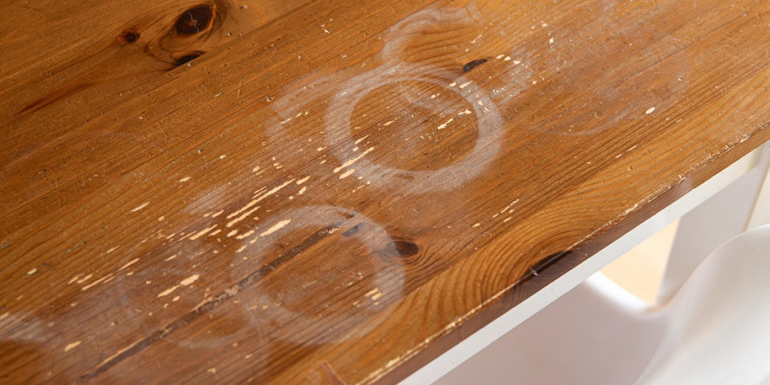 Пятна от воды на мебели удаляю умным способом. От белого налета не остаётся и следа