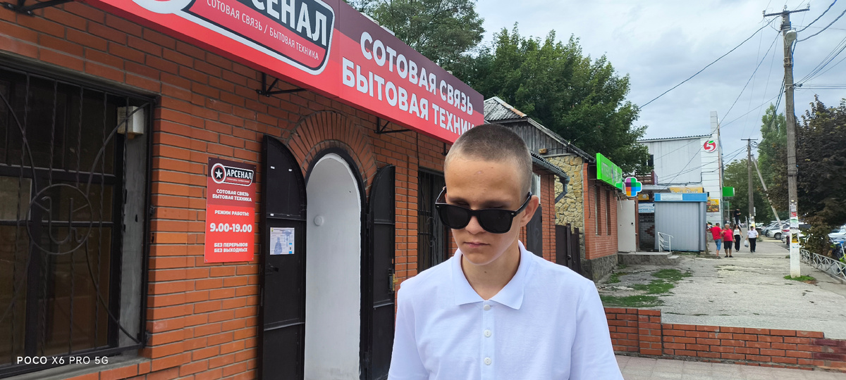 Тифлокомментарий. Сын стоит на центральной улице станицы