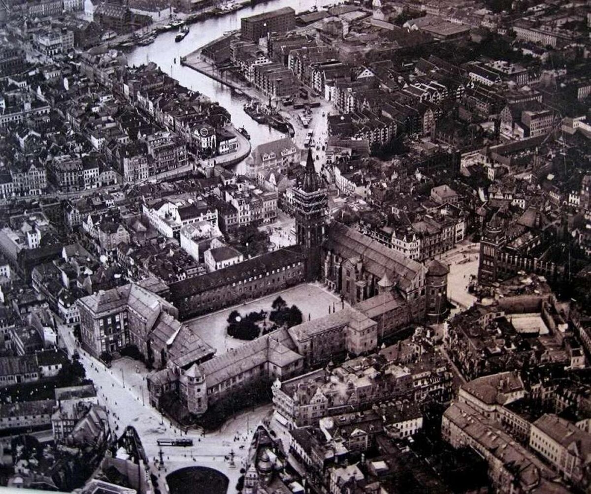 Кенигсберг довоенный. В центре плотной застройки - королевский замок.