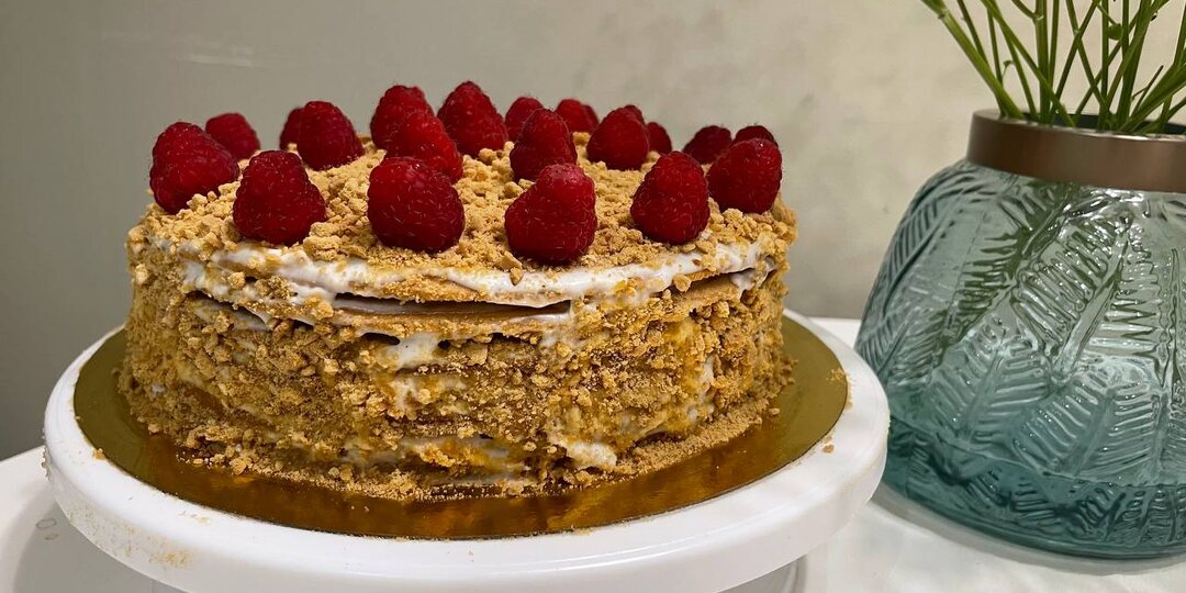 Торт медовый с белоснежным кремом - рецепт для именинниц и именинников. Праздничный и красивый торт