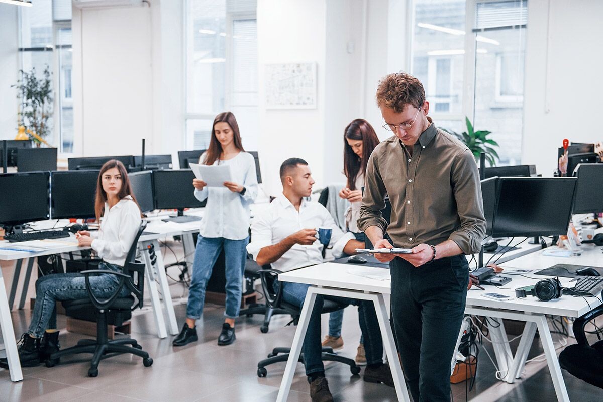 Одна из задач офисов с открытой планировкой — усилить сплоченность коллектива. Но не приводят ли такие условия к обратному? Источник: Shutterstock📷
